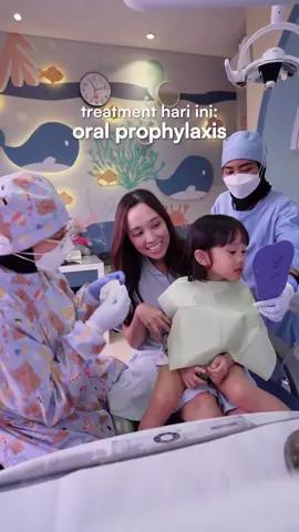 karena suka manis, diusahain 6 bulan sekali kai cek gigi. Dental visit kali ini sekalian cobain treatment, namanya oral prophylaxis! kaget liat klinik gigi se EXTRA ini hahaha bener-bener kids friendly, semuanya bagus, bersih, tindakannya pasti sama dokter spesialis gigi anak pula. kemarin kai treatment di @Audy Dental sama drg. @annisagaluhrhp yaa! 🦷 #AudyDental #SenyumTanpaRagu