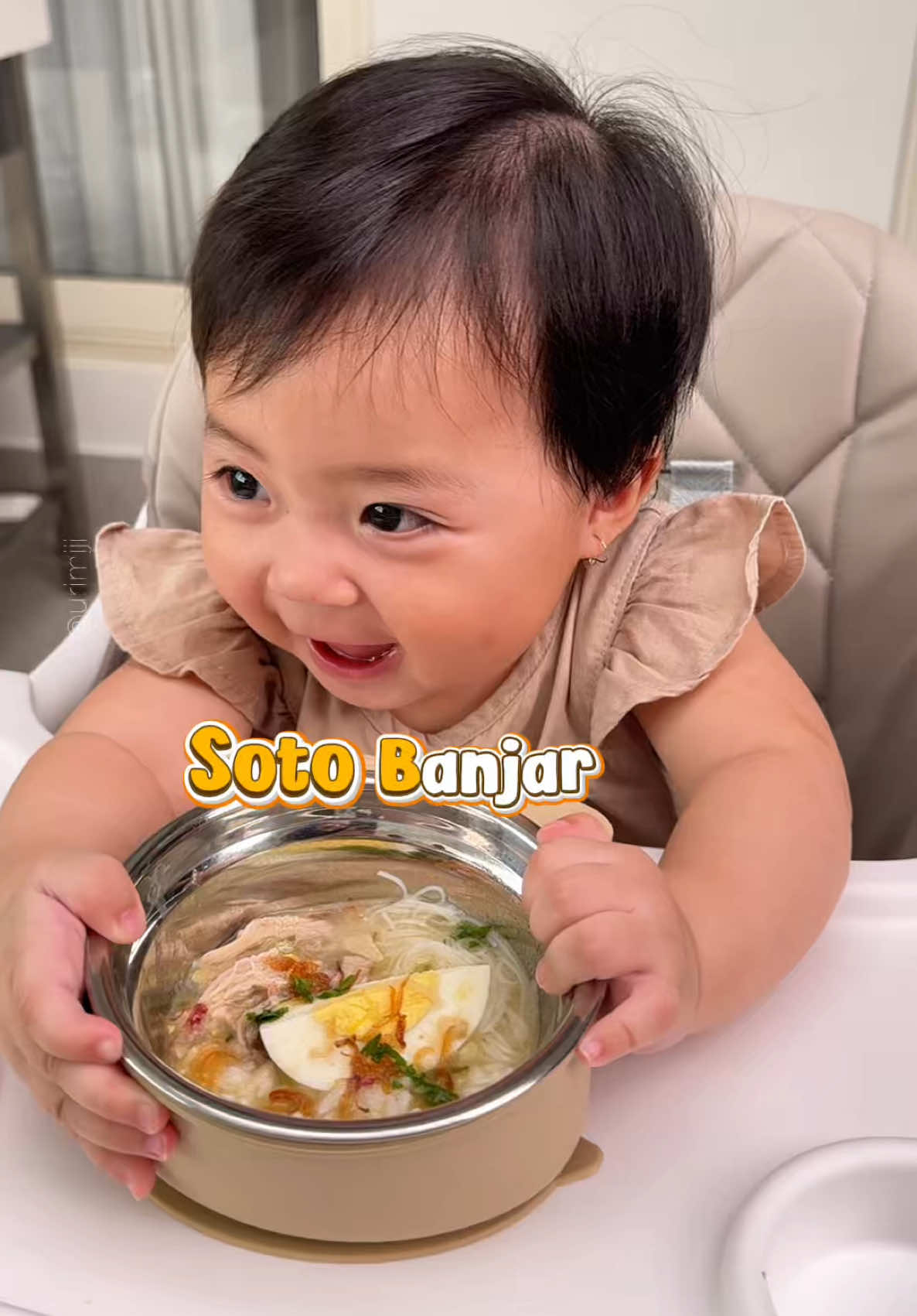 Masak Soto Banjar buat serumah @lorraineleticiajie MSG yah bapak ibu, kalo buat dewasa diadjust aja monggo. Pake ayam kampung probiotik jadi aman buat kids. Masak soto -> Strate Stock Pot Removable 24cm Tumis bumbu -> Castel Pro Fry Pan 24cm. Dikit-dikit menjadi bukit nih di rumah @Cristel Indonesia #resepsotobanjar #urimijicooking #urimijirecipe #urimijimpasi #lorrainempasi #mpasi #mpasihomemade #mpasi7bulan #masakanrumahan #resepsimpel #resepsimple
