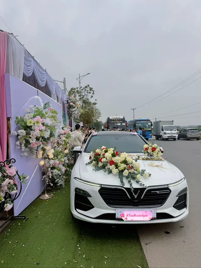 Hôm nay, anh giữ lời. Anh đến thật sớm, chỉnh từng cánh hoa trên xe, lau kỹ gương chiếu hậu như lau ký ức của mình… Anh đón em – người con gái từng là tất cả – bằng chiếc xe hoa rực rỡ nhất. Nhưng anh không ngồi cạnh em, không nắm tay em đi giữa tiếng chúc tụng. Anh chỉ là người cầm lái… chở em đến bên hạnh phúc mới – không phải anh. Lúc em bước lên xe, em cười… đẹp như lần đầu anh gặp. Và anh cũng cười – một nụ cười khẽ thôi, để che đi một người đang lặng thinh  Hứa là sẽ đón em  Anh đã làm được. Chỉ khác là, anh đón em về với người khác… Anh không trách em. Cũng chẳng trách duyên mình ngắn ngủi. Chỉ mong người bên cạnh em sau này sẽ yêu em đủ nhiều để bù cho phần anh còn dang dở. Chúc em hạnh phúc – thật sự.” MONG LÀ CÂU CHUYỆN MÌNH VỪA BỊA RA SẼ GIÚP CÁC CẶP ĐÔI GẮN KẾT NHAU HƠN NHÉ 😆 em duẩn vẫn nhận chạy xe hoa khu vực Hà Nội nha #xehoa #VinFast #luxa 
