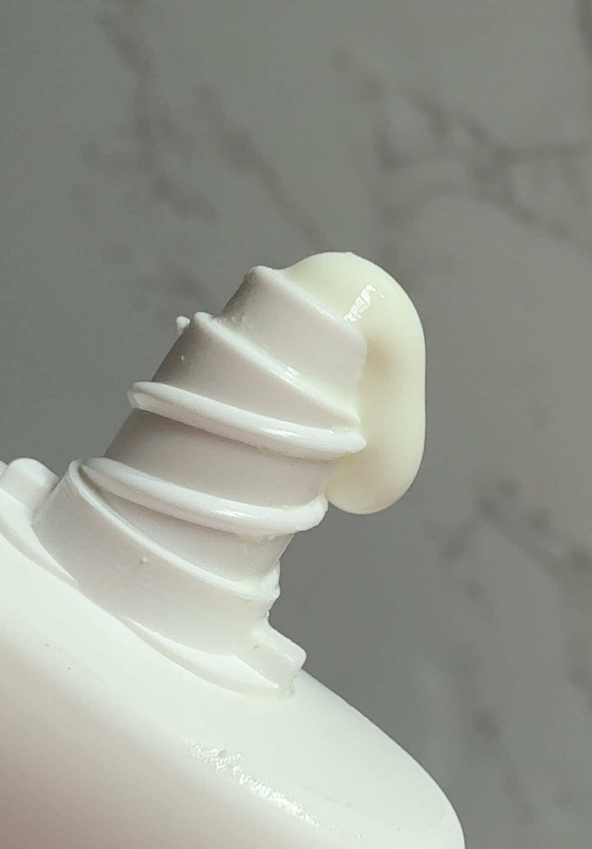 The @APLB Global Official Glutathione Niacinamide Sunscreen.  I was gifted this for review purposes. I really enjoy using this sunscreen, it’s super lightweight, blends like a dream and absorbs instantly.  It works really well under make up and gives perfect protection from the sun.   #YesStyle #yesstyleinfluencers #APLB #glutathione #niacinamide #skincare #skincareroutine #sunscreen #sheetmask #serum #kbeauty #sunscreen 