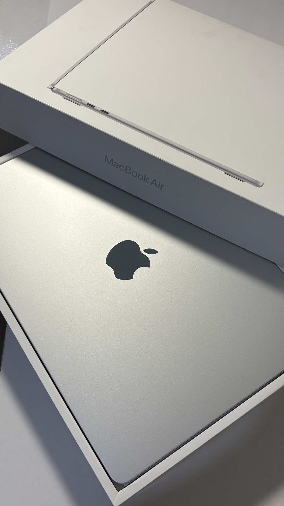 grateful to be at a point where I can afford the things I need & want, little by little, on my own—even as a student 🤍✨ #unboxing #macbook #macbookairm4 #macbookairsilver #silvermacbook #achievement #biggirlpurchase #apple #techtok 