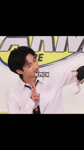 บทลงโทษของผู้แพ้ คือถ่ายรูปกับน้องกบนั่นเอง พี่ลูคคือไม่ไหวแล้วนุกลัว แต่น้องมิคชิวมาก เซลฟี่กับน้องไปเลย😂 #ARMSHAREEP181  #ARMSHAREXBOYSINLOVE  #lukeso_ #mickmetas #LukeMick