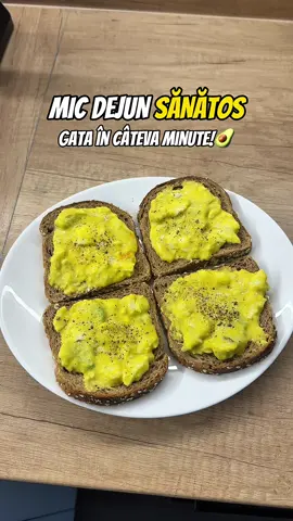 Mic dejun sanatos si delicios, gata in cateva minute. Am amestecat intr-un bol doua oua, un avocado, crema de branza light, sare si piper, si mi-a iesit crema asta super buna. Pofta buna si lasa-mi un follow pentru mai multe retete de genul!