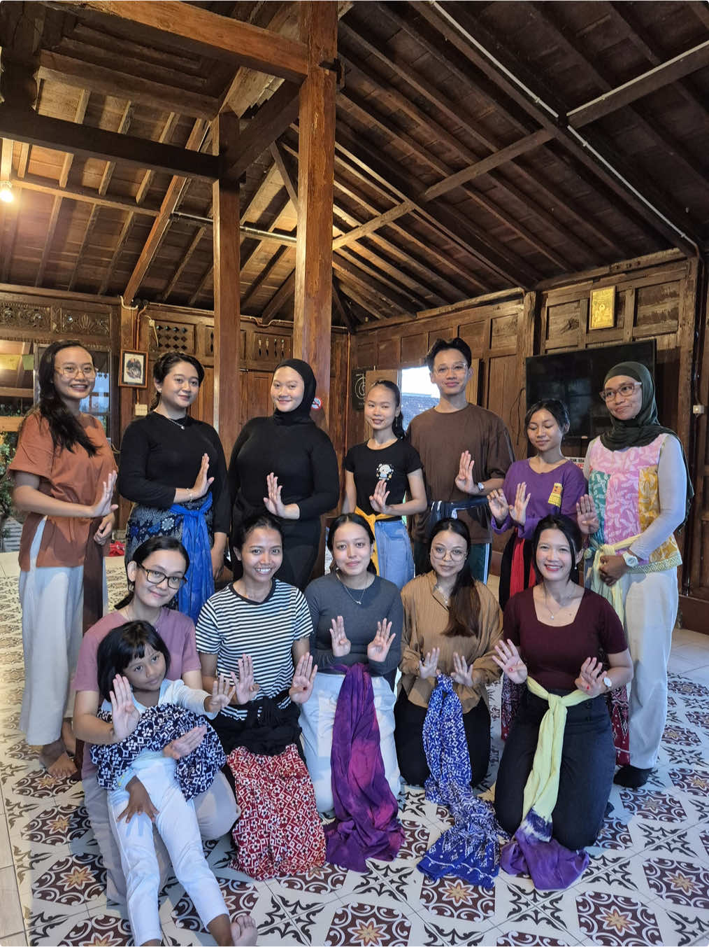 Gerakin tubuh, bersihin bumi! 🌍💃 Cuma 10K buat kelas menari seru di Savasana Coffee by Pamiranti dan yang lebih keren… ✨ Kelas selanjutnya bisa kamu bayar cuma pake SAMPAH PLASTIK! ♻️🧃 🌿 Bukan sekadar nari, ini soal gaya hidup sadar & sehat. 📍 Tempat: Savasana Coffee 🎟️ HTM: 10K ♻️ Kelas berikutnya? Bawa plastik bekasmu! ➡️ Yuk, isi akhir pekanmu dengan energi positif dan gerakan bermakna! . . #menari #jogja #jogja24jam #kopi #weekend 