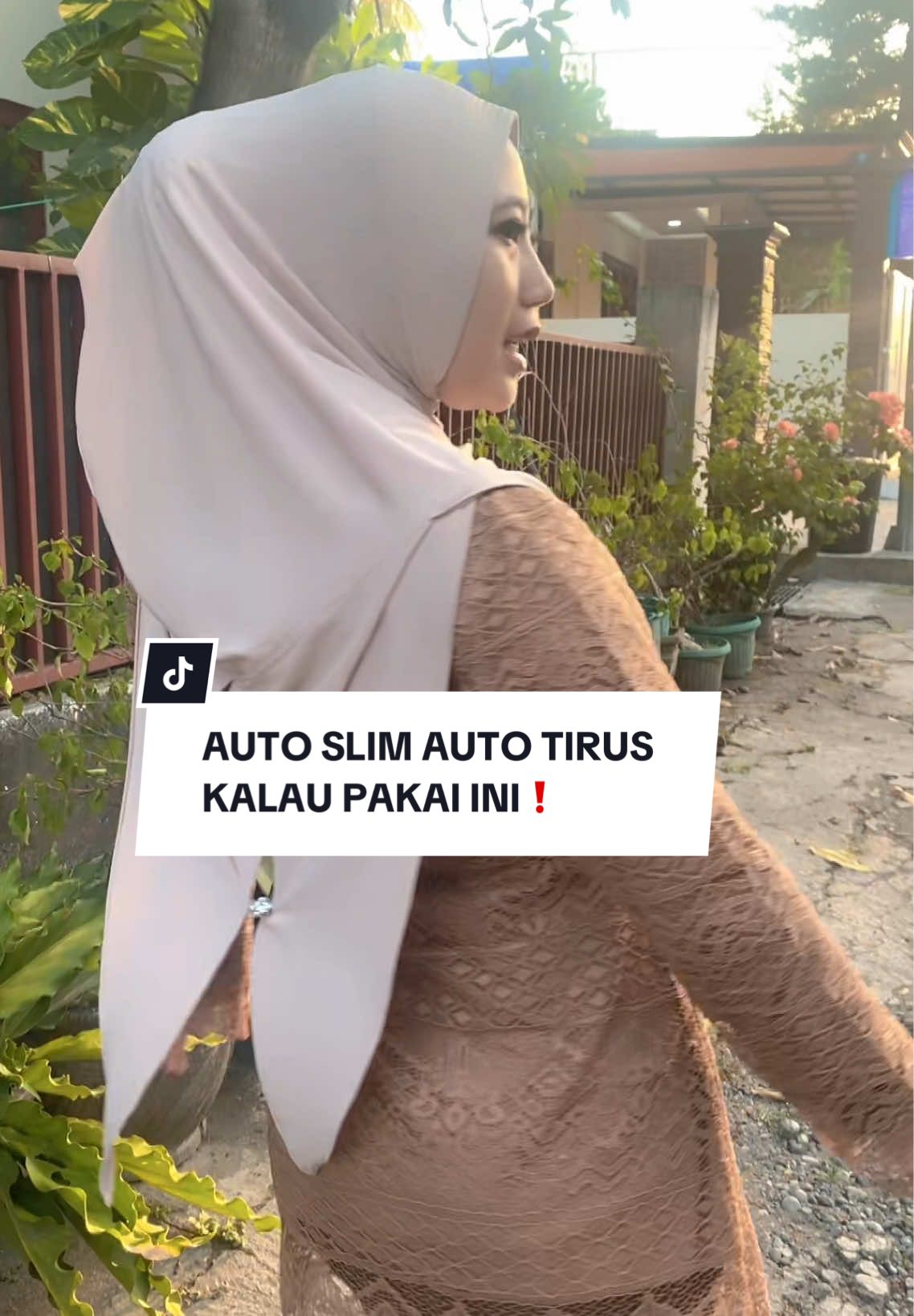 AUTO TIRUS AUTO SLIM KALAU PAKAI INI❗️ Ini dia model baru yang wajib banget kamu gercepin, produk yang baru Launching dengan warna wajibnya yaitu IVORY🤭  Masih juga netral warna hitam??? Geser deh bund warna cantik yang satu ini yang bisa bikin kulit kamu auto glowing 😍 #hijabinstan  #olievehijabs 