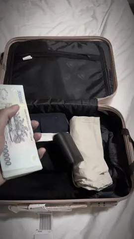 Khi trong túi có tiền , trong tay có công việc , trong đầu có tương lai. Bạn sẽ không còn quan trọng được mất , ai ở lại ai rời đi ☺️