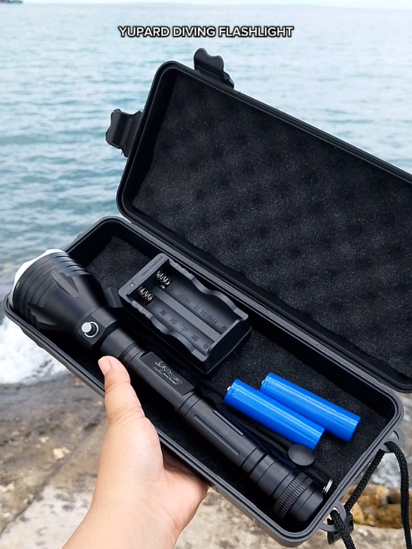Naghahanap ka ng flashlight na matibay at subrang lakas na pwd pang spearfishing and scuba diving? Try mo itong Yupard Flashlight na subrang angas ng ilaw sa ilalim ng dagat 😱 May set na flashlight, battery at charger at may box pang Kasama 🤩  Kaya mag check out na! 😉 #yuparddivingflashlight #waterproof #flashlight #underwater #spearfishing #powerful #diving #snorkeling #scuba #deepsea #divingflashlight #fypシ 