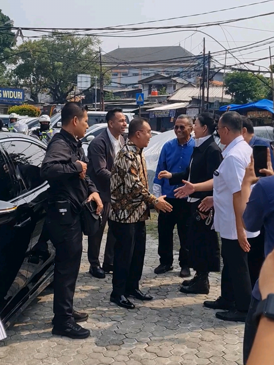 Wakil Ketua DPR RI, Sufmi Dasco Ahmad, bersama Utusan Khusus Presiden Bidang Pembinaan Generasi Muda dan Pekerja Seni, Raffi Ahmad, melakukan kunjungan ke kantor Disway National Network (DNN) pada Kamis, 26 Juni 2025. Keduanya disambut langsung oleh Founder Disway.id, Dahlan Iskan, di halaman depan kantor yang berlokasi di Jalan Palmerah Barat No. 353, Jakarta Selatan. Pertemuan ini menjadi simbol sinergi antara tokoh parlemen, perwakilan generasi muda, dan dunia media dalam membangun komunikasi publik yang lebih kuat dan inklusif. --- #Radarpena #Radarpenanews #SufmiDascoAhmad #RaffiAhmad #DahlanIskan #Disway #DNN #UtusanPresiden #DPRRI #MediaNasional #KunjunganKerja #BeritaJakarta 
