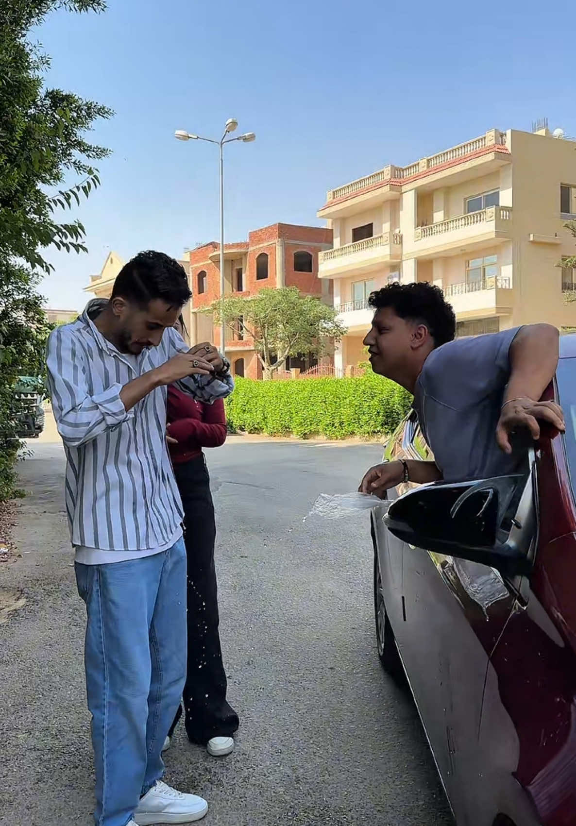 زوج يتعرض لموقف محرج امام زوجته والصدمه😱#elkomanda_1 