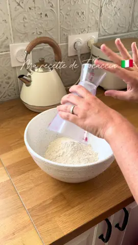 Ma super recette de Focaccia !  Il te faudra:  - 500g de farine T55 - Un sachet de levure boulangère  - 1 CaS de sel - 1 CaS de miel  - Un peu d’huile d’olive  - 420 mL d’eau tiède  #CapCut #recette #cooking #focaccia #foccaciabread #cuisine #cuisinetiktok 