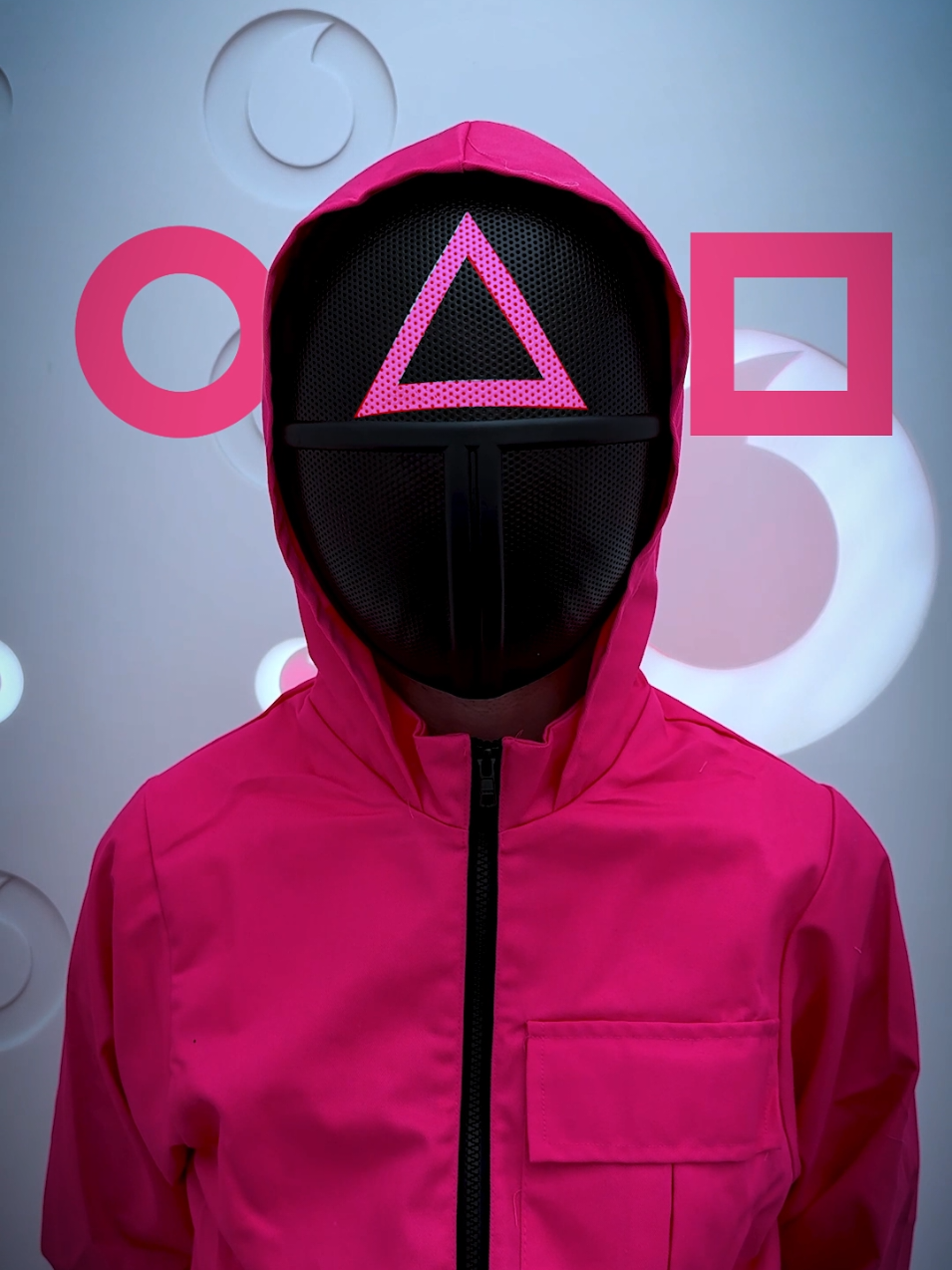 🔴 ¡Atención, jugadores!👇🏻 Durante 10 días, 10 tiendas Vodafone en toda España se convierten en el escenario de El Juego del Calamar 🦑 👟 ¿Estás listo para jugar? ⸻ ¿Cómo funciona? 📲 Cada día a las 10:00h revelamos una ciudad y tienda Vodafone en nuestras stories de Instagram y TikTok. 🏃‍♂️ El primero en llegar y decir: “Soy el jugador número 1”, gana 100€ + pack exclusivo de la serie. 🥇 Solo hay un ganador, pero todos los que participen tienen premio: el Ddakkji, el juego del reclutador. ✈️ Además, entras en el sorteo de un viaje a Londres para vivir El Juego del Calamar: La Experiencia junto a Netflix. ⸻ 📍 Ciudades 28/06 – Valencia 29/06 – Madrid 30/06 – Sevilla 01/07 – Bilbao 02/07 – Barcelona 03/07 – Valladolid 04/07 – A Coruña 05/07 – Marbella 07/07 – Zaragoza 08/07 – Madrid ⸻ ⚠️ Recuerda: solo hay una regla… ser el más rápido. Buena suerte a todos y…🔺🔴🟥¡Que comience el juego! Disfruta la temporada 3 de El Juego del Calamar el 27/06 en: @Netflix España 🤝 Vodafone #vodafone #eljuegodelcalamar #eljuegodelcalamar3 #netflix 