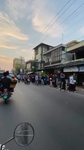 Sarang saat sore 🎥:santri kembali ke pondok usai Musyawarah di Mgs. #fypviral #lewatberanda #viralvideo #pondokpesantren #santrisarang #sarang #ppsarang #ppalanwarsarang #mgs #muhadhoroh 