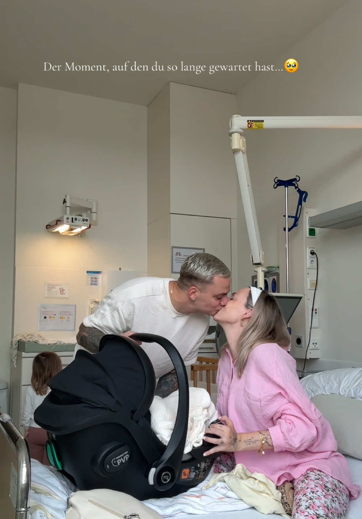 Wir haben es geschafft, wir sind zuhause angekommen. Jetzt beginnt unser Leben als 3-fach Eltern. 🥹🩷🩷🩵 #aliciasmumlife #mamaleben #schwanger #geburt #fy #fyp #viral 