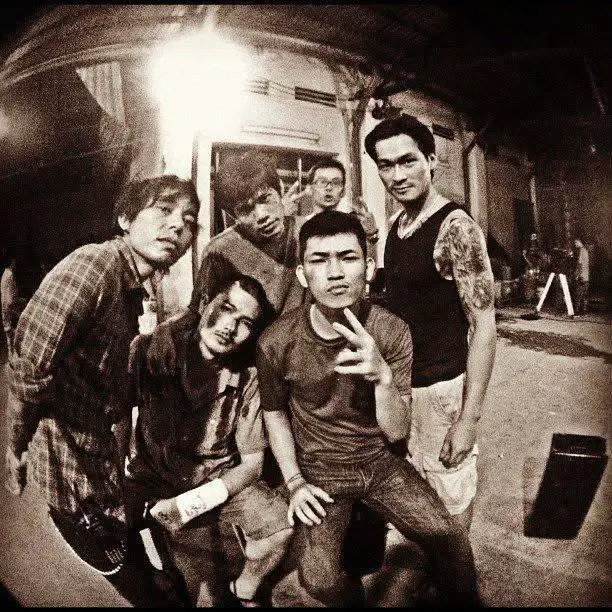 “Bụi Đời Chợ Lớn” là một bộ phim hành động ấn tượng, táo bạo và mang tính đột phá của điện ảnh Việt. Dù không được phát hành chính thức, nhưng nó đã trở thành một biểu tượng điện ảnh việt nam đáng nhớ, chứng minh rằng Việt Nam có thể làm phim hành động đậm chất điện ảnh nếu có đủ sự liều lĩnh và sáng tạo. Bộ phim mang đậm chất hành động đường phố, với những cảnh đánh đấm chân thực, mạnh mẽ, có phần “bạo lực trần trụi” – điều hiếm thấy ở phim Việt thời điểm đó. Và các diễn viên khác thực hiện nhiều pha võ thuật không cần đóng thế, tạo cảm giác chân thực và gay cấn. Nếu nói về thời điểm năm 2013 nói về phim giang hồ thì ai qua được phim Bụi Đời Chợ Lớn. Phim Bụi Đời Chợ Lớn quy tụ nhiều gương mặt nổi bật trong làng điện ảnh Việt, đặc biệt là những diễn viên có kinh nghiệm với dòng phim hành động – võ thuật. Dưới đây là danh sách các diễn viên chính góp mặt trong phim như Long Điền vai Hùng Chợ Lớn Hoàng Phúc vai Tài Nhớt Hà Hiền vai Lâm Huỳnh Bích Phương vai Hương Johnny Trí Nguyễn vai Phong Bụi và còn những diễn viên khác. Phim rất hay và phản ánh đúng thực tế xã hội ngày ấy. Bụi Đời Chợ Lớn không chỉ là một bộ phim hành động, mà còn là một “hàng rào kỹ thuật” mà không phải ai cũng vượt qua được, đặc biệt nếu muốn làm phim hành động Việt Nam hay hơn nó. Nếu có ai qua được Bụi Đời Chợ Lớn, đó phải là một đạo diễn liều lĩnh, sáng tạo, dám vượt ranh giới an toàn, và bộ phim đó phải vừa đánh hay, vừa nói được chuyện đời, như chính cách mà Charlie Nguyễn từng làm. #taekwondo2003#vodichseagame#dienvienlongdien#tuongtacmanhtay#xuhuongtiktok#hungcholonbuidoicholon#buidoicholon#johnnytringuyen#hoangphuc#vodichseagame#hahien#longmongganecon#johnnytringuyen#dienvienhoangphuc#2013#buidoicholon#hautruong#phimdienanh#buidoicholonfull#tuongtacxuhuong#tiktokviraltrending