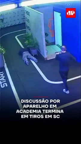 Uma briga por um aparelho em uma academia de Lages (SC) terminou com tiros na terça-feira (24). Após ser contido, um homem voltou armado, atirou no instrutor e foi baleado por um policial penal que treinava no local. Ambos foram levados ao hospital e não correm risco. O agressor foi preso em flagrante por tentativa de homicídio. A PM recolheu estojos de munição e imagens de câmeras. Segundo o delegado, uma tragédia foi evitada, já que havia muitos alunos no momento, incluindo uma gestante. A Polícia Civil investiga o caso. 📹 Reprodução: Jornal Razão 📺 Confira na JP News e Panflix 📌 Siga o nosso perfil @jovempannews #crime #academia #tiros #treino #briga #Lages #SC