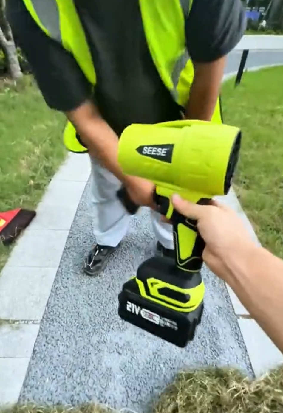 Man, this saved my back! I no longer have to bend over to clean! #powerful #blower #cleaning #powerblow #tiktokmademebuyit #lawncare #TikTokShop #shopvideocarnival #euhomylcemaker #livethecoollife #euhomysuperbranday #ttslevelup 
