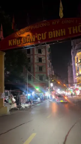 Anh thương em, thương em rất nhiều. Anh từng nghĩ em là người cùng anh đi đến đoạn kết đẹp. Anh luôn thể hiện mình mạnh mẽ với xã hội, nhưng lại rất muốn gục vào lòng em những lúc mệt mỏi. Anh chưa bao giờ hy vọng em có thể cho anh vật chất hay bất kì điều gì? Anh chỉ cần em bên cạnh, em yêu thương, em xem anh là duy nhất. Anh sống lý trí với xã hội nhưng một khi đã yêu, anh sống không được lý trí. Còn em, em luôn nói thương anh, quan tâm anh, nhưng chỉ là nói dối. Em chỉ quan tâm tới cảm xúc của em, chưa từng nghĩ cho anh. Còn anh lại tin tất cả là sự thật. Ngày đó, anh tưởng mình đã có một bến đỗ, thời gian đó, mặc dù anh rất mệt mỏi nhưng chỉ cần có em bên cạnh mọi áp lực của anh đều tan biến. Nhưng đến cuối cùng anh nhận ra một đều, khi anh càng ngoan, càng xem em quan trọng thì em lại càng nhạt dần. Đàn bà là vậy hả em…? @Hà Nội Về Đêm ❤️ #langthanghanoi #hanoivedem❤️ #nhachaymoingay #xuhuong2025 #communityfest2025 #CommunityFEST2025VN 