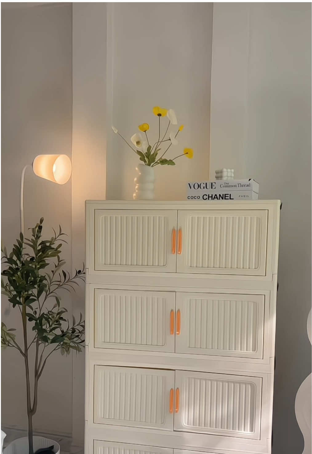 ป้ายยาตู้เก็บของพับเก็บได้ มีล้อเคลื่อนย้ายสะดวก (แต่ในคลิปไม่ได้ใส่) วางมุมไหนก็สวยมินิมอลสุดๆ 🤍🧡 #ตู้พับได้ #ตู้เก็บของเอนกประสงค์ #ตู้เก็บของมินิมอล #ตู้พับสําเร็จรูป #ตู้เก็บของพับได้ #ตู้พลาสติก 