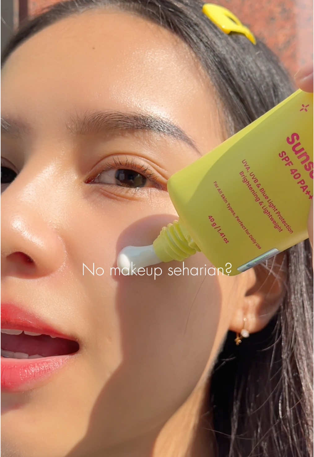 Lama-lama betah banget keluar rumah ga pake full makeup, soalnya udah kebantu suncreen kuning ini😙💞 #scora #yourglowupbestie 