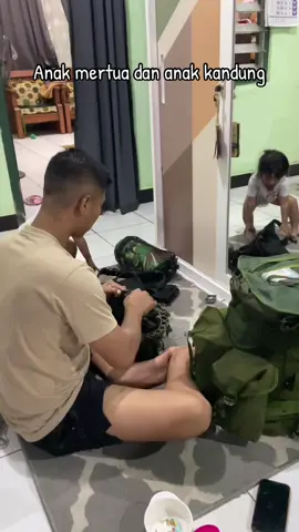 Dahlaaaah kelakuan samaaa🤣 #fyp #keluargabahagia #suamiistri #allahumabarik #fypシ #tniindonesia🇮🇩 #tniad #anakkolongtni #anakkolong #todler #tentara #tniadindonesia #halodek 