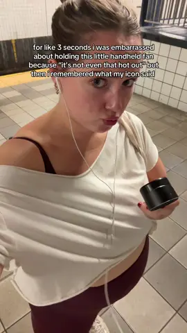 like i was so embarrassed to pull it out on that subway platform idk why 😭  #satc #samantha #sexandthecity #nyc #fyp 