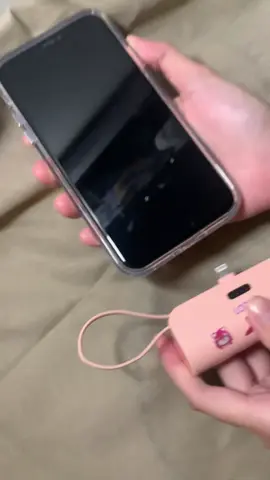 pecinta lotso merapat🙌🏻  terimakasih buat yg nyiptain pb se-fast charging dan se-awet ini huaa semurce dan se comel ini juga gampang bgt dibawa bawa dongg😭🫵🏻 #powerbankfastcharging #fypシ #lotso #pink 