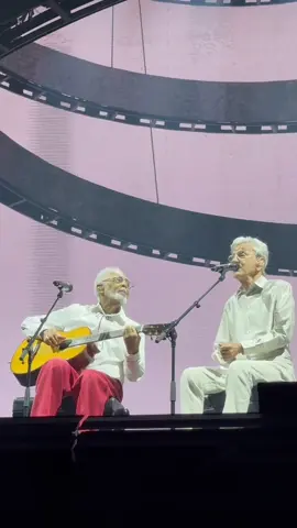Hoje @Gilberto Gil faz aniversário. Depois de ver o show mais lindo do mundo e de ter, dias depois, cantado com ele 