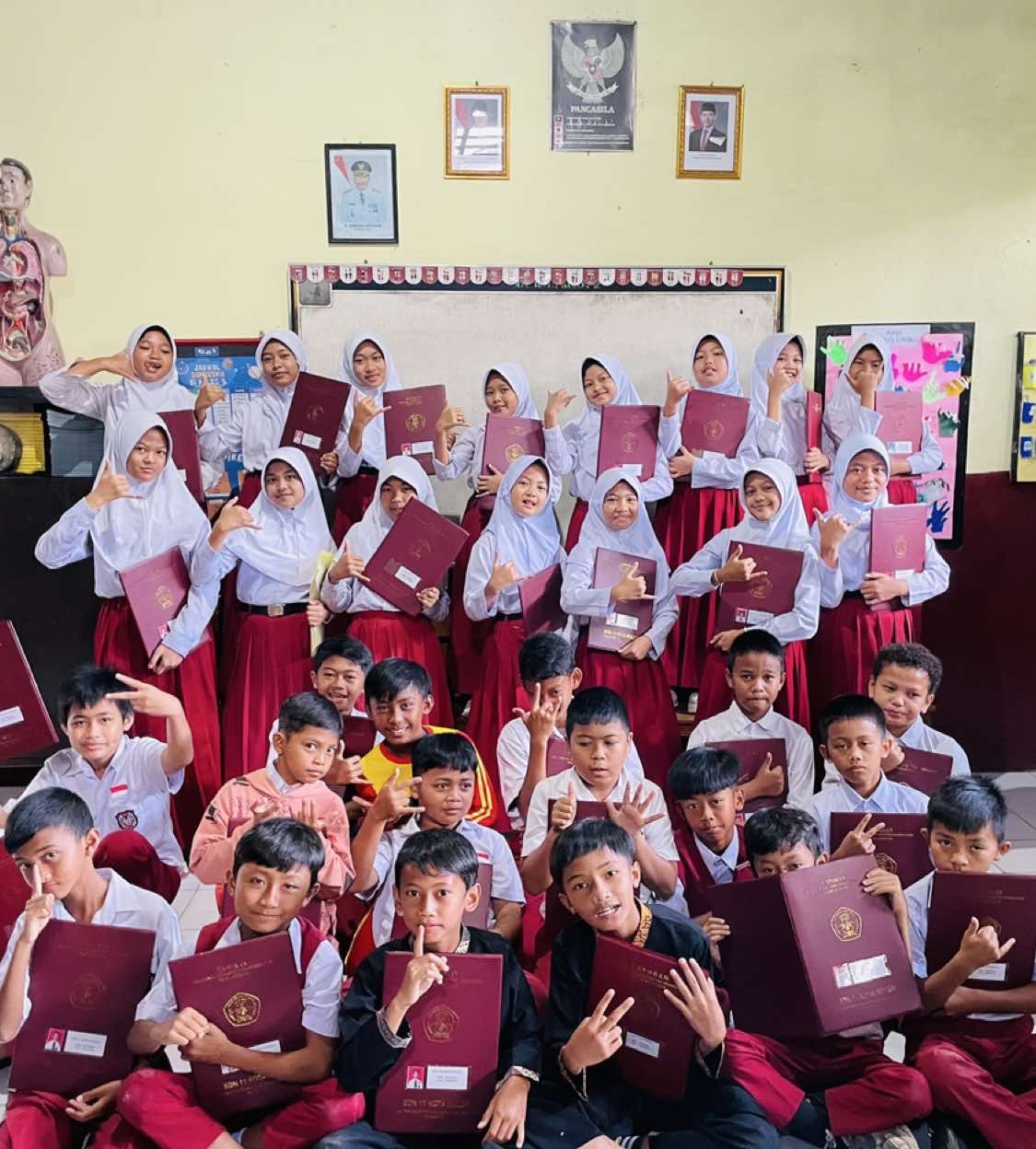 From now on, kalian jadi anak tertua di sekolah. Tetap semangat, cerdas, dan ceria ya nakanak 🤙 #sdn7kotakulon #kelas5 #fyp 