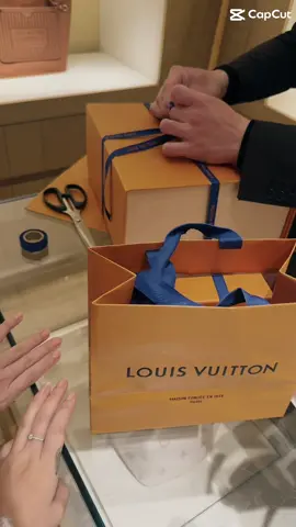 Nỗ lực để dành tặng bản thân những thứ tốt đẹp 💕 #lv #louisvuitton #shopping #chịem 