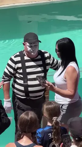 She Is Soo Gorgeous He Can't Believe #seaworldorlando #seaworldmime #tomthemime #uklife #mimeuk 