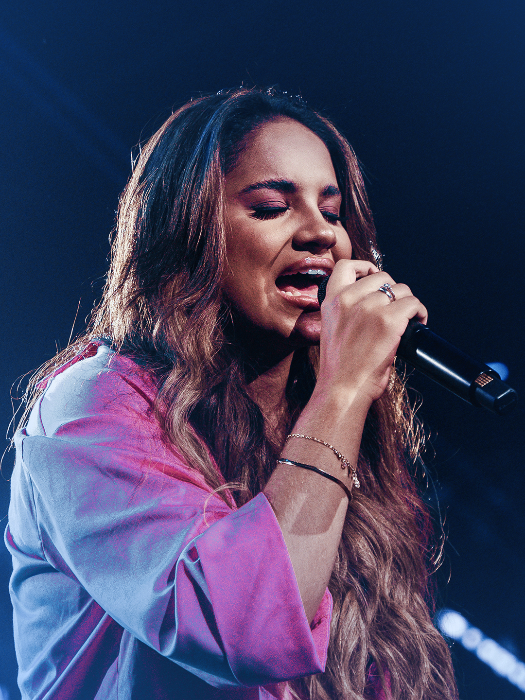 Poderíamos passar horas tentando descrever o quanto o amor de Deus é imensurável e irresistível. 🧡 Agora, podemos cantar essa verdade junto com a @sarahbeatrizoficial na versão em português de “The Power of Your Love”, um louvor que se tornou um marco nos anos 2000. 🎧 Assista agora!