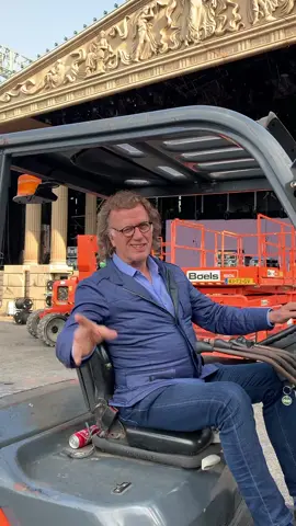 🚧 The build has begun! This year you can watch the Vrijthof transform live on YouTube (Link in bio!) — day by day, beam by beam. Tune in daily to our webcam and watch the magic come alive! #music #classicalmusic #violin #andrerieu #concert #livemusic #orchestra #🎻 #OnTour #maastricht #vrijthof