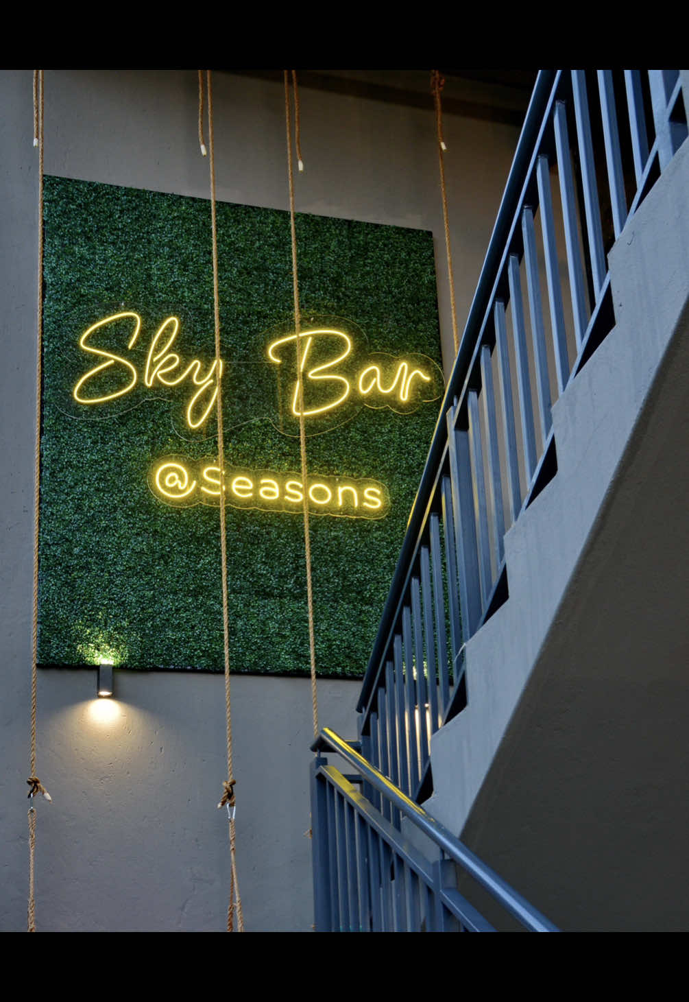 Welcome to Season’s Sky Bar, where your time here transforms into something truly exceptional at this top hotspot! ☎️ 0800 008 711 *2 📧 charl@seasonssa.co.za 🌐 https://www.seasonssa.co.za #seasons #brits #harties #hartbeespoort #northwest #travellocalsa #seasonsskybar 