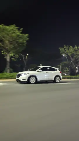 pesona mobil ga takut gelap, terang betul white on white 😮‍💨 #hrv #ru1 #hrvmodifikasi #honda #fypシ 