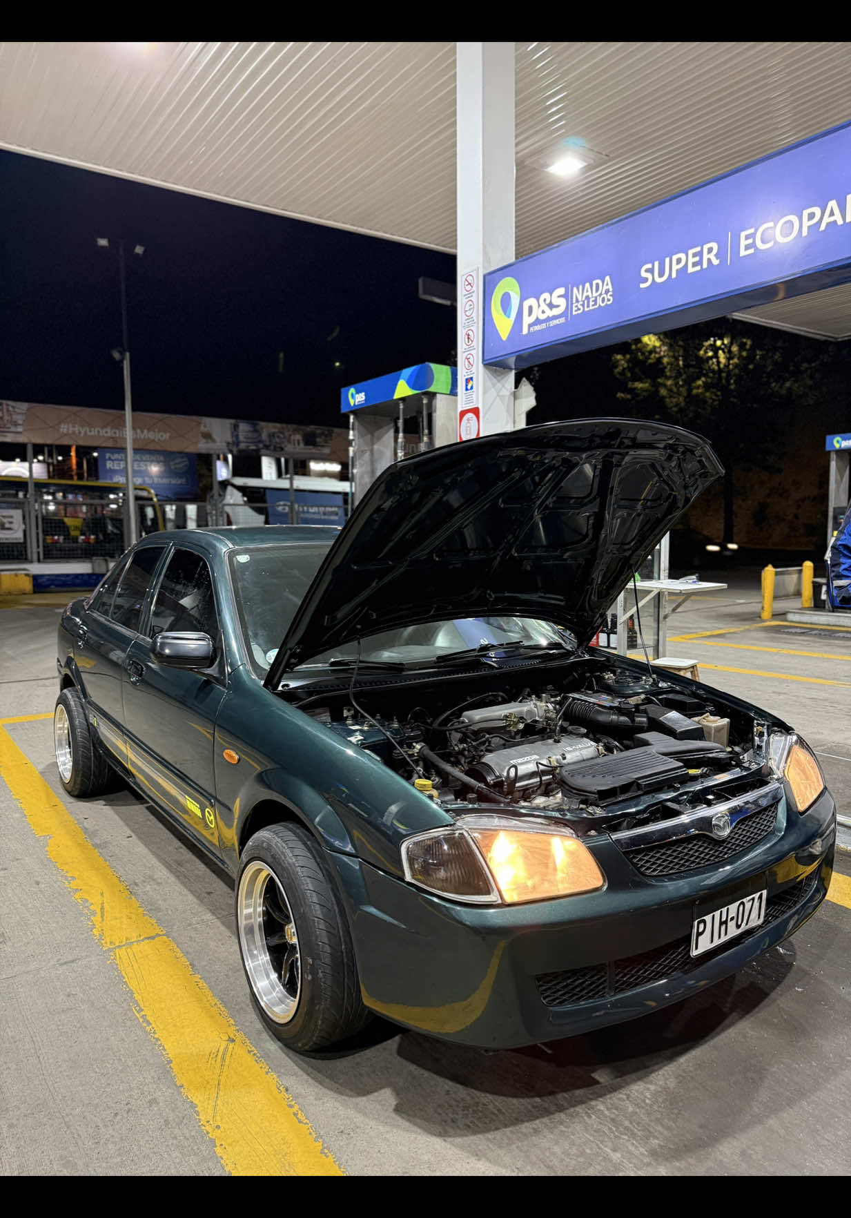 MAZDA 323 🚩  Año 2001  🇯🇵🇪🇨 Construyendo Sueños 😍🏁🚘 #mazda #mazda323 #tik_tok #carros #autosdeportivos #mazdatuning #323 