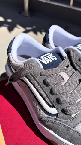 👟 Vibe anos 90 ativada! O novo Vans Hylane Nineties chegou pesado no estilo retrô com o conforto que só a Vans entrega. Cores clássicas, design chunky e atitude de sobra. É nostalgia no pé, pronto pra colar com você em qualquer rolê. 🔥🛹 Disponível aqui na loja por R$649,99 — vem garantir o seu! #VansHylane #NinetiesStyle #Streetwear #VansBrasil #lookdorolê 