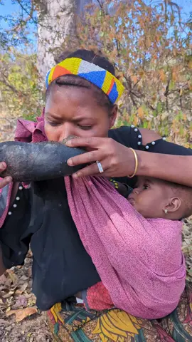 Eat with her daughter #hadzabetribe #viralvideos #usa_tiktok #africa #fyp #wildlife #kitchen #eating 
