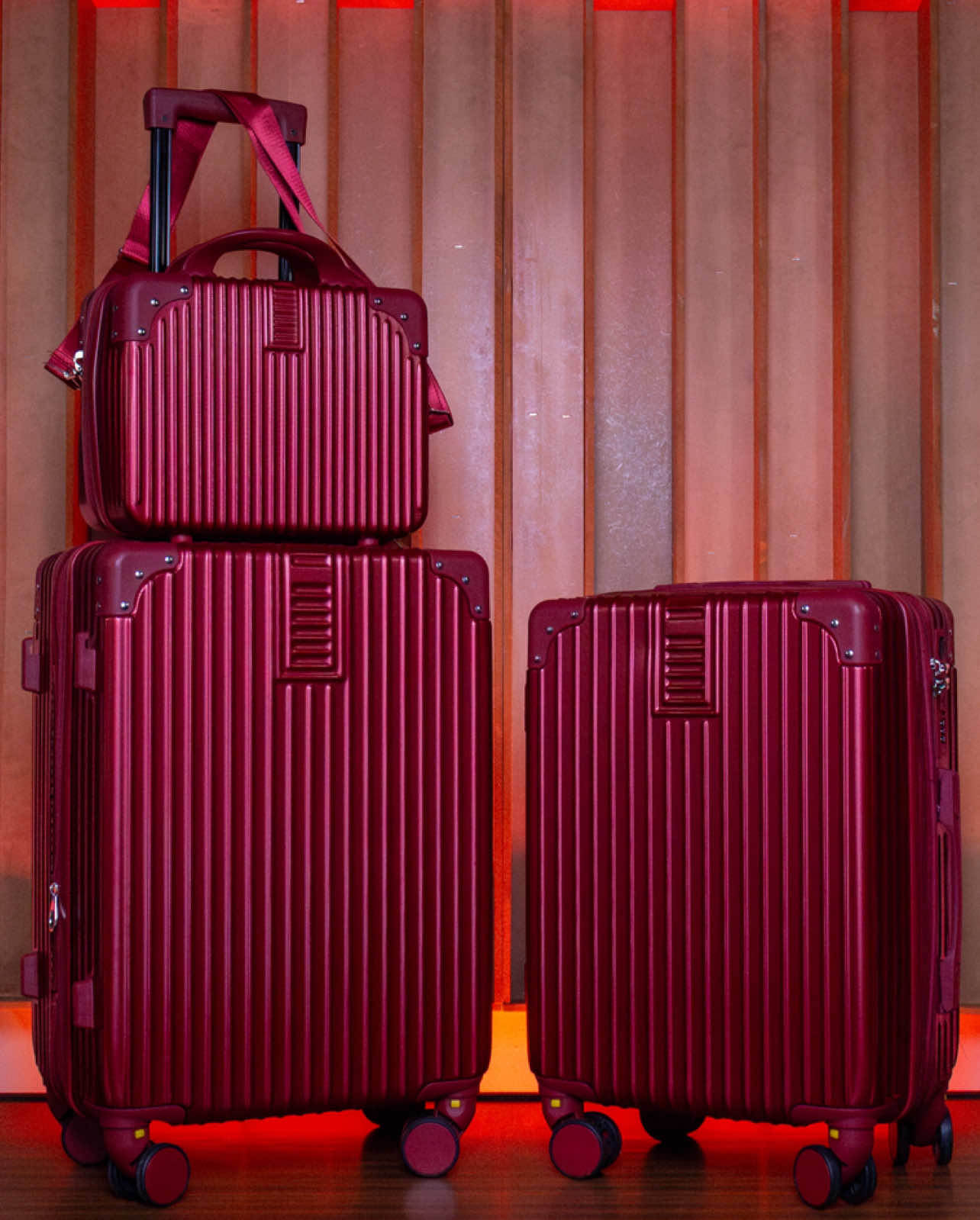 Kit América: O kit de bordo perfeito para viagens seguras, práticas e estilosas! Leve seu Kit América e transforme sua experiência de viagem com um design inteligente e funcionalidades premium: ✅ Segurança reforçada – Cadeado numérico e zíper antifurto para maior proteção dos seus pertences. ✅ Praticidade em movimento – Rodinhas removíveis e multidirecionais para locomoção suave em qualquer direção. ✅ Conectividade a bordo – Portas USB e USB-C para carregar seus dispositivos sem complicação. ✅ Amplo espaço organizado – Zíper extensor para expandir a capacidade quando necessário. ✅ Conformidade ANAC – Mala dentro dos padrões de bagagem de mão para voos nacionais e internacionais. Garanta já o seu Kit América e viaje com mais estilo, segurança e comodidade!