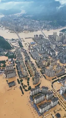 Quý Châu của Trung Quốc đang bị ngập lụt rất nghiêm trọng với lưu lượng nước lũ đổ về phố ngày hôm qua là 11.300m3 mỗi giây khiến cho nhiều khu vực bị ngập, có nơi ngập sâu tới 11 mét.  Những trận mưa với cường suất lớn được hình thành bởi dải hội tụ Mei-yu khiến nước sông và hồ tràn đầy và hệ thống thoát nước  trở nên vô tác dụng.  Có mấy vấn đề là bài học và cũng là lời cảnh tỉnh cho các đô thị ở Việt Nam:  - Mưa cực đoan với cường suất cao sẽ xảy ra thường xuyên hơn do lỗi hệ thống khí hậu.  - Phát triển đô thị không tính đến yếu tố rủi ro về ngập lụt, hoặc có tính đến nhưng phát triển bất chấp thì hệ quả khó lường. Mỗi lần lụt có thể lấy đi nhiều năm nỗ lực tích lũy của cả người dân và chủ đầu tư.  - Trong quy hoạch và phát triển đô thị cần phải có quy hoạch không gian dành cho nước, không gian chứa lũ tạm thời, đặc biệt là khu vực ngoài đê là vùng không nên quy hoạch xây dựng, không thu hẹp các dòng sông.  (Nguồn video: Brics) #ongtaydanhchuong #
