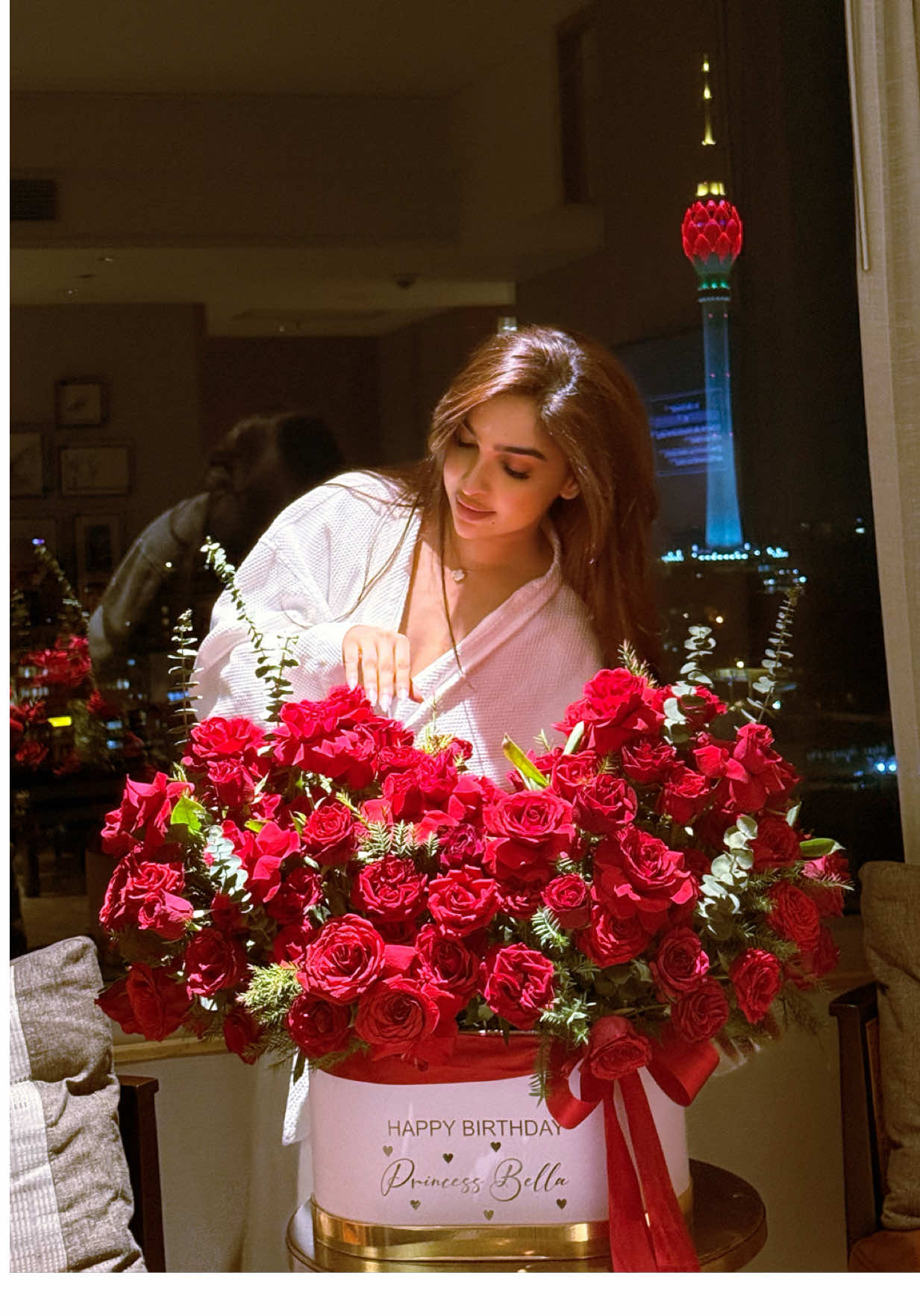 Princess Born Day 🌹✨ #bellavindydesign #fashiondesigner #fashionstylist #birthdayflowers #roses #redroses #fyp #foryou 