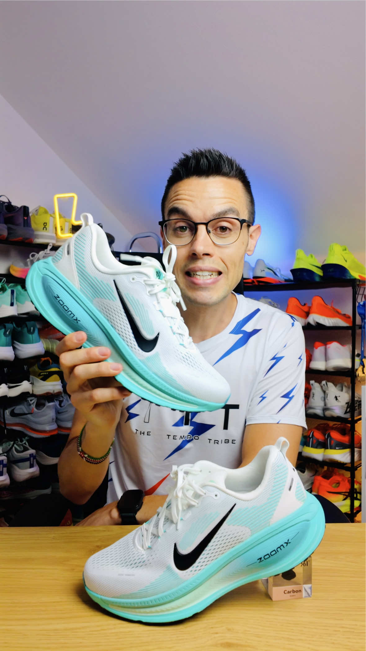 ¿Merece la pena? Nike Vomero 18 👟 La Vomero es esa clásica de Nike que durante años ha estado un poco en la sombra… pero ahora vuelve con fuerza. Y ojo, porque no solo tenemos esta Vomero 18, ¡se vienen la Vomero Premium y la Plus! Pero vamos al lío: la 18, por 150€, es de lo mejor que tiene Nike ahora mismo para rodar largo y cómodo. ¿Lo mejor? ✅ Comodidad brutal, acolchado por todas partes y sensación de confort desde el primer paso. ✅ Mezcla ZoomX y ReactX: suavidad, respuesta y un extra de estabilidad. ✅ Perfecta para rodajes suaves y días de recuperación, a ritmos tranquilos. ¿Lo mejorable? 🔴 Es una zapatilla calurosa, sobre todo en verano con tanto acolchado. 🔴 El peso se nota (en mi talla unos 315g), pero con 46mm de espuma… tampoco se le puede pedir menos. ¿Te animas a probarla? ¿Tienes dudas? ¡Déjamelas en comentarios! Y si quieres el análisis completo, lo tienes en palabraderunner.com 🏃‍♂️ --- Is it worth it? Nike Vomero 18 👟 The Vomero is that classic Nike model that’s been a bit in the shadows for years… but now it’s back stronger than ever. And watch out—not only do we have this Vomero 18, but the Vomero Premium and Plus are also on the way! But let’s get to the point: the 18, for €150, is honestly one of the best options Nike has right now for long, comfortable runs. What’s best? ✅ Incredible comfort, plush padding everywhere, and that cozy feeling from the very first step. ✅ Mix of ZoomX and ReactX: softness, bounce, and an extra touch of stability. ✅ Perfect for easy runs and recovery days at relaxed paces. What could be better? 🔴 It’s a warm shoe, especially in summer with all that padding. 🔴 The weight is noticeable (about 315g in my size), but with 46mm of foam… you can’t really ask for less. Would you give them a try? Any questions? Drop them in the comments! And if you want the full review, check it out at palabraderunner.com 🏃‍♂️ #NikeVomero18 #Running #Review #ZapatillasRunning #nikerunning @Nike 