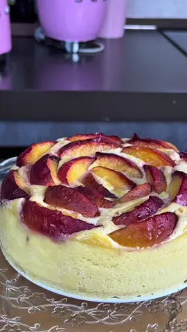 Torta soffice alla pesca e ricotta Hai presente quei dolci che sanno già d’estate solo a guardarli? Ecco, questa è proprio una di quelle torte. La preferite per colazione o come dolce di fine pasto? Salvate la ricetta e provatela subito! Ingredienti: 250 g di ricotta di pecora 2 uova 80 g di zucchero di canna Scorza di 1 limone 60 ml di latte vegetale 30 g di amido di mais 1 cucchiaino di estratto di vaniglia 4–5 pesche mature Zucchero a velo q.b. Stampo da 17 cm, imburrato e infarinato Preparazione: In una ciotola mettiamo ricotta, uova, zucchero e scorza di limone. Frulliamo con le fruste elettriche fino a ottenere una crema liscia. Aggiungiamo il latte, l’amido e la vaniglia, e continuiamo a mescolare. Tagliamo le pesche a spicchietti. Versiamo l’impasto nello stampo, livelliamo e decoriamo con le pesche in superficie, a raggiera. Cuociamo in forno statico a 180°C per circa 50–55 minuti. Facciamo raffreddare, sformiamo, spolveriamo con zucchero a velo. Y a disfrutar. Buon appetito!