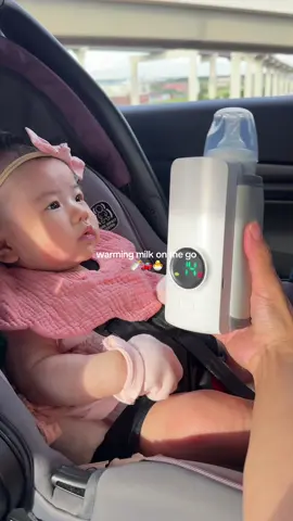 Every mom needs one of these 🫰🏼You can find it in my showcase 🫶🏻#babymusthaves #bottlewarmer #babygirl #momhack #musthave #momlife #onthego 
