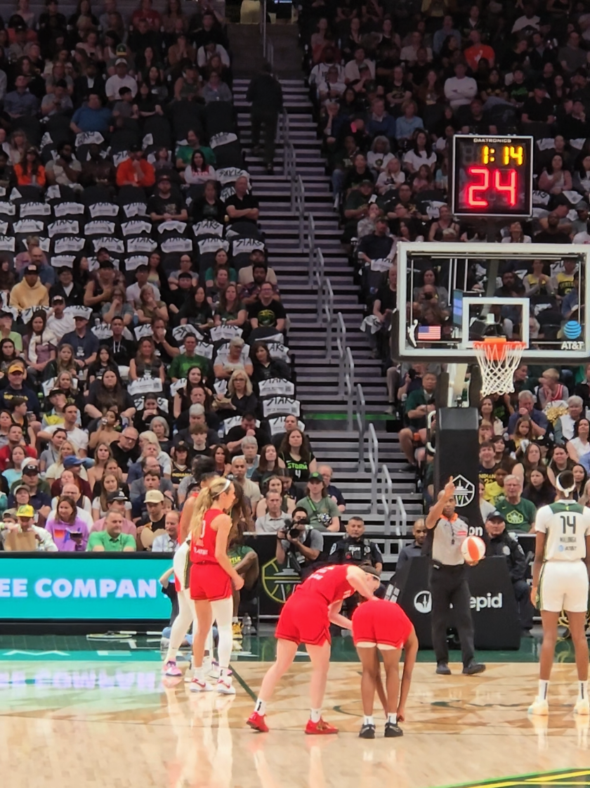 Caitlin goes in and immediately goes to Kelsey and encourages her. 💓 Love my backcourt duo.  #CaitlinClark #WNBA #KelseyMitchell #IndianaFever 