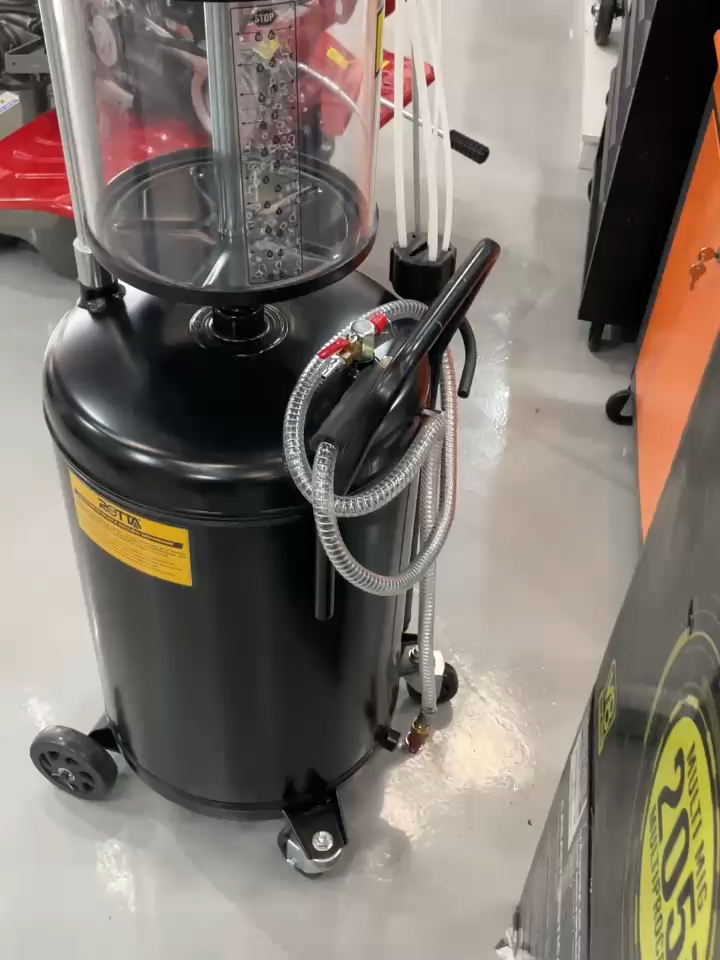 🛠️💧 Coletor de Óleo Pneumático e Gravidade 70L - Rotta 376 💧🛠️ Praticidade e eficiência para oficinas e centros automotivos! Com funcionamento por sucção pneumática ou gravidade, esse coletor facilita o serviço de troca de óleo, com segurança e agilidade. ✅ Capacidade de 70 litros ✅ Sistema por sucção pneumática ou gravidade ✅ Mobilidade fácil com rodízios ✅ Ideal para oficinas mecânicas, lava car e centros automotivos Aqui na Ferramentas Curitiba você encontra qualidade e as melhores condições para equipar sua oficina!