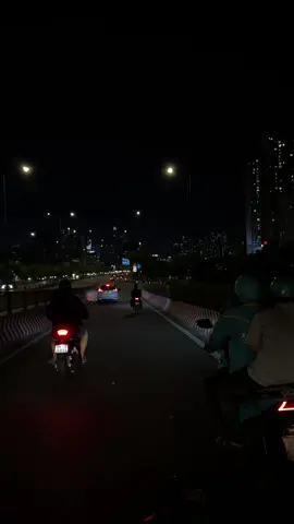 Cuối cùng mình cũng hiểu được câu nói: “Không có ai là quá bận rộn, vấn đề ở đây là bạn là sự ưu tiên hay chỉ là lựa chọn…” Sẽ chẳng ai bận đến mức không thể dành 5s để rep một tin nhắn với bạn đâu… #saigon 