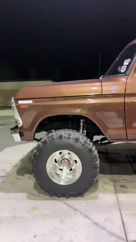 Dirty ass windshield lol #fyp #viral #showtruck #trucksoftiktok #dentside #dentsideford #1979ford #supercab #ford460 #fordf350 #powerstroke #classictrucks #weldsandboggers #oldschool #rangerxlt #wides #holleyperformance 
