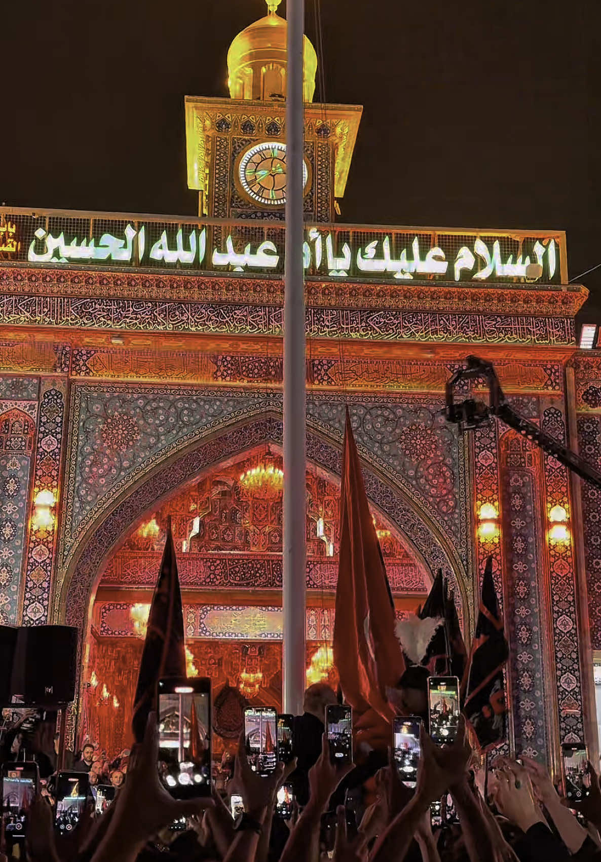 الان تـبديل راية الامام الحسين الى السوداء 💔