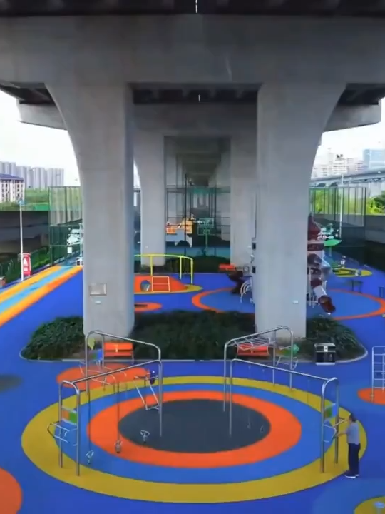 In #Hangzhou, eastern China, unused spaces under urban viaducts are being transformed into public fitness #parks.
