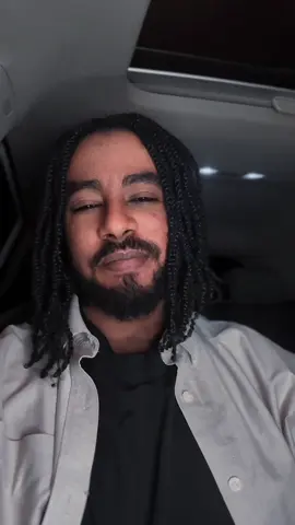 الى متى وحنين الشوق يقتلني؟ ومن يداوي جراح الروح بِالتلف؟ ما زال قلبي، برغم البعد، يوجعني. كم من غياب بلا عذر ولا اسف! ناشدتك الله. هل بات الهوى الما؟ ومن لنبضي إذا أسرفت في شغفي؟ أحيا الحياة بلّا روح، كان بها طعم الممات بلا نزع ولا وجف! . . . #الشعب_الصيني_ماله_حل😂😂 #سودانيز_تيك_توك_مشاهير_السودان #أشعار_قصايد #محمد_سيف #اكسبلور 